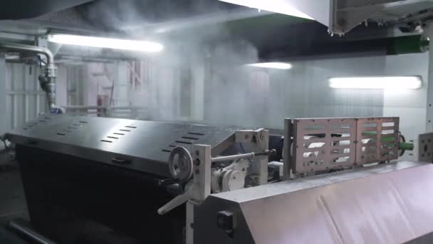 Interior de la fábrica textil con maquinaria automatizada.Concepto de Industria y Tecnología . — Vídeo de stock
