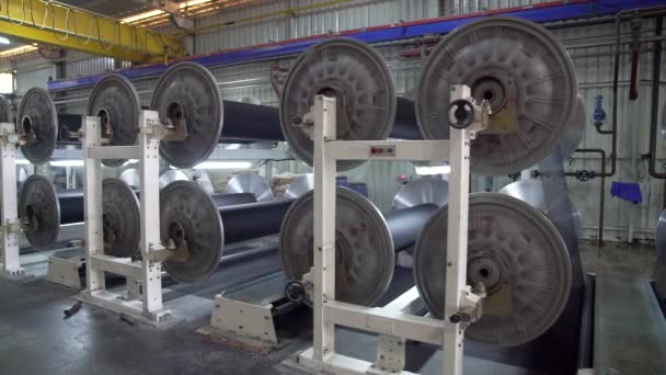 Интерьер текстильной фабрики с автоматизированным машиностроением. . — стоковое видео