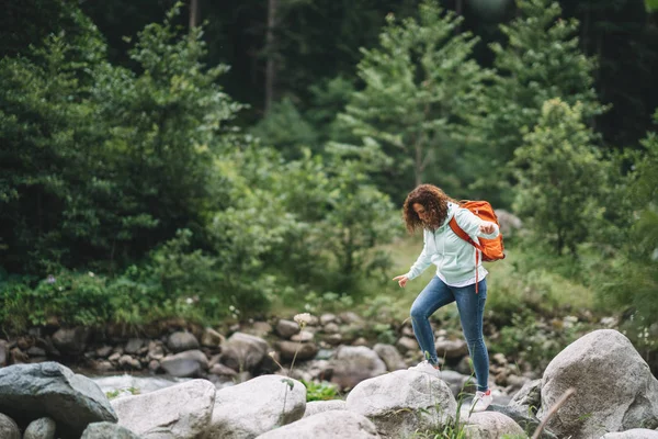 Belle randonneuse avec sac à dos près de la rivière sauvage de montagne — Photo