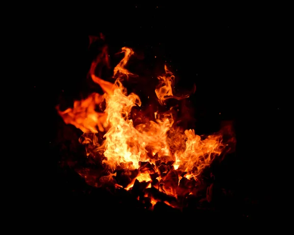 Rudý plamen ohně na černém pozadí. — Stock fotografie