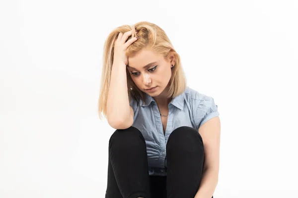 Triste e depressa giovane donna bionda isolata sul bianco — Foto Stock