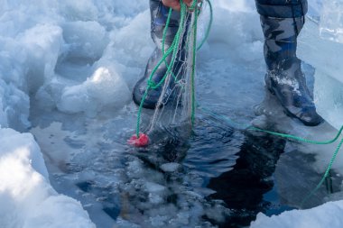 Kış aylarında balıkçılık net açık hava etkinlikleri ile balık yakalamak.