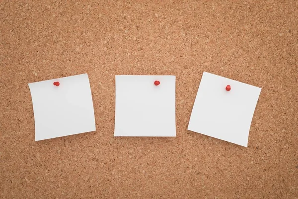 Tres pegatinas blancas clavadas en un tablero de corcho — Foto de Stock