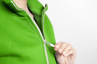 Sweatshirt tasarım ve moda konsepti - fermuarlı yeşil sweatshirt genç kadın.
