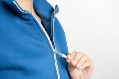 Sweatshirt tasarım ve moda konsepti - fermuarlı mavi sweatshirt genç kadın.