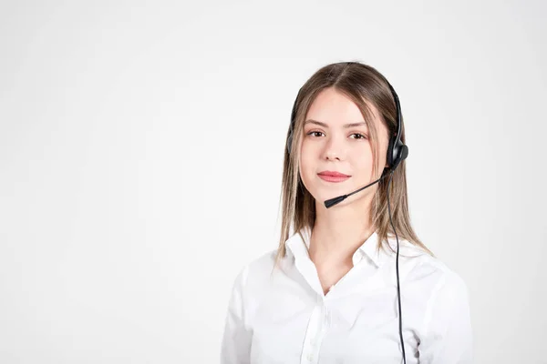 Kvinnlig konsult manager med headset på ljus bakgrund. — Stockfoto