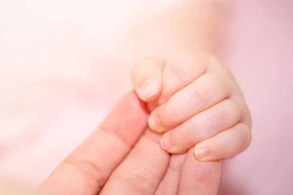 Newborn baby holding mothers hand, image with shallow depth of field — Stock Photo, Image