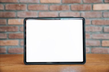 Ahşap masada boş ekranlı siyah tablet. Teknoloji reklam konsepti