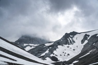 Karla kaplı dağlarile güzel kış manzara. Türkiye,Niğde