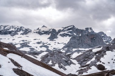 Karla kaplı dağlarile güzel kış manzara. Türkiye,Niğde