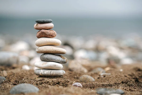 Stack av sten över sanden. Balans-och stabilitets koncept med stenar. — Stockfoto