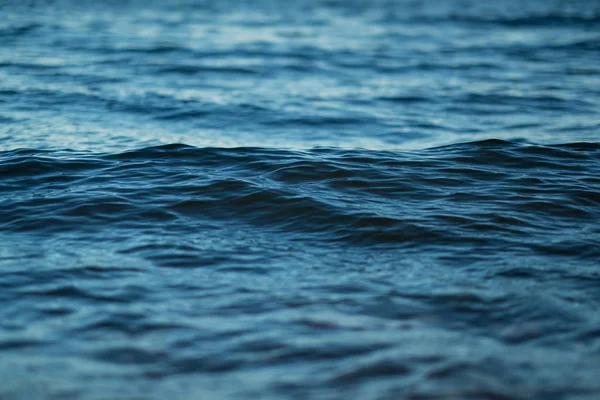 Dalgalı okyanus mavisi deniz suyunun yakın yüzeyi. Soyut Arka Plan Dokusu. — Stok fotoğraf