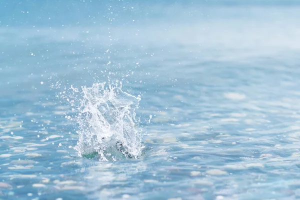 Voda, šplouchání vody na zvlněné modré mořské pozadí. — Stock fotografie