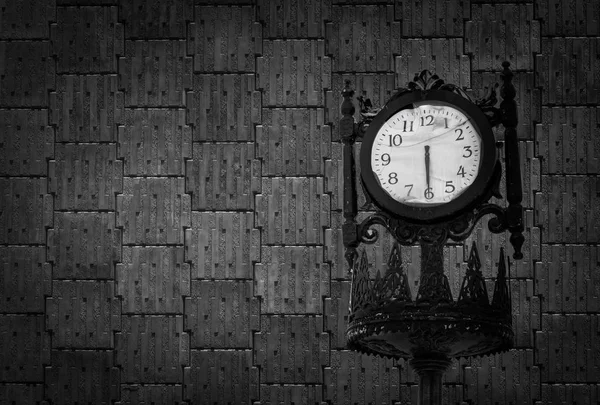 Orologio analogico vintage contro muro di cemento nero . — Foto Stock