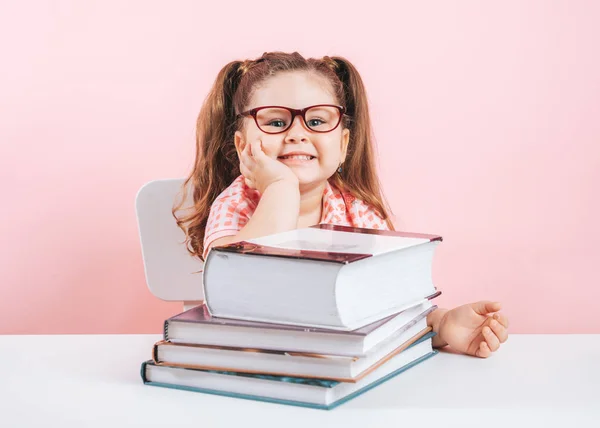 Sonriente rubia pequeña linda chica estudiando en libros —  Fotos de Stock