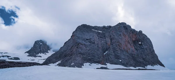 Bela paisagem de inverno com montanhas cobertas de neve.Turquia, Nigde — Fotografia de Stock