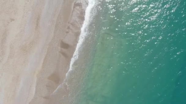 Ondas vista aérea quebrar na praia de areia branca. Ondas do mar na bela praia. drone 2k tiro . — Vídeo de Stock