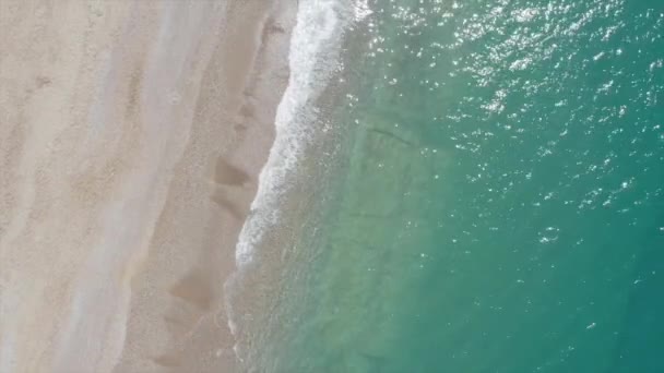 Волны воздушного вида ломаются на белом песчаном пляже. Морские волны на прекрасном пляже. Drone 4k shot . — стоковое видео