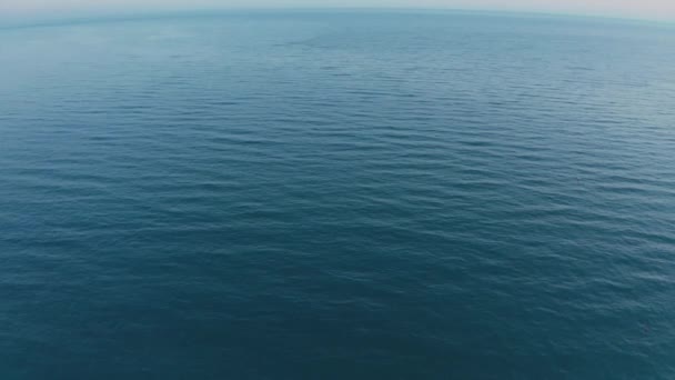 Vista superior del agua y la superficie del océano azul oscuro. Drone aéreo disparado sobre el mar — Vídeos de Stock