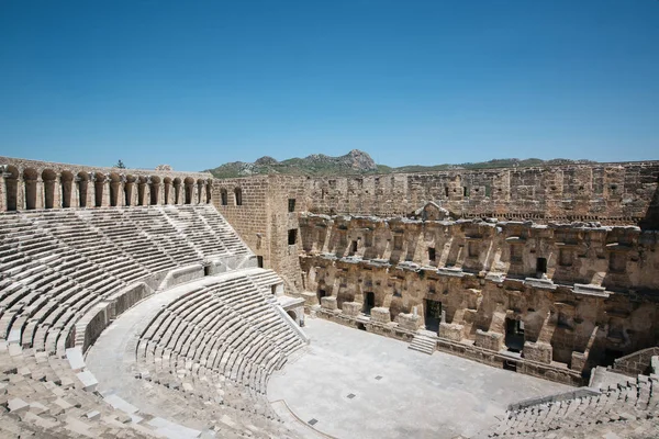 Anfiteatro romano antigo de Aspendo perto de Antália. Conceito de destinos históricos . — Fotografia de Stock
