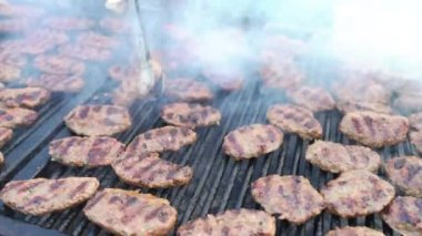 Barbekü ızgara üzerinde dumanlar ile ızgara etek biftek yakın