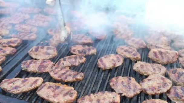 Close up de bife de saia grelhada com fumaça na churrasqueira — Vídeo de Stock