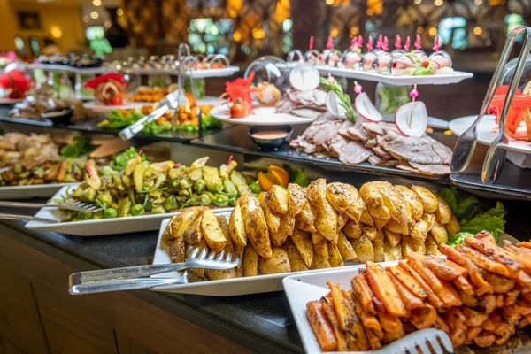 Gros plan des aliments avec assiettes au buffet du restaurant . — Photo