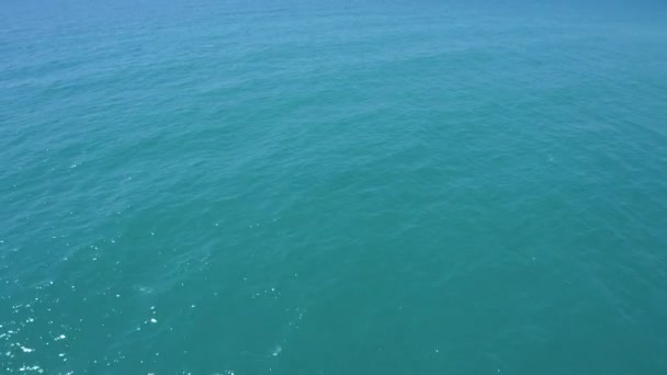 Vista dall'alto dell'acqua e della superficie blu scuro dell'oceano. Drone aereo sparato sul mare — Video Stock