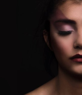 Güzellik kadını yüz portre siyah arka plan üzerine izole.