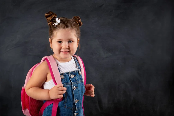 Pequeño Niño Lindo Sosteniendo Bolsa Escuela Pizarra Concepto Educativo —  Fotos de Stock