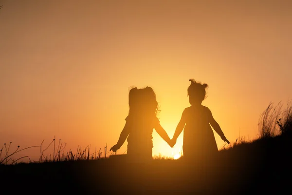 Duas Crianças Contra Pôr Sol Conceito Amizade — Fotografia de Stock