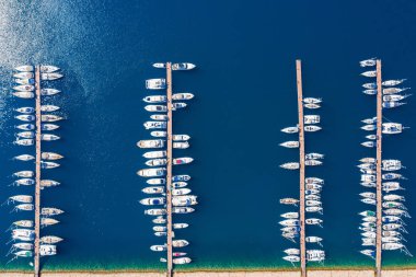 Crytsal berrak deniz suyu ile bir marina havadan görünümü