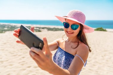 Güzel kadın selfie sahilde alarak