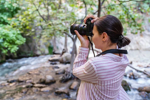 Jeune Femme Photographe Avec Appareil Photo Dans Nature — Photo