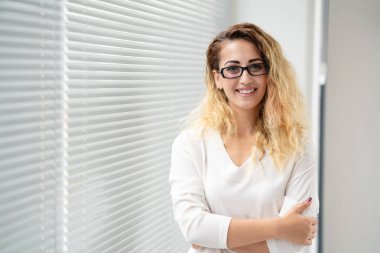 Mutlu güzel kadın kollarında ayakta ofiste geçti