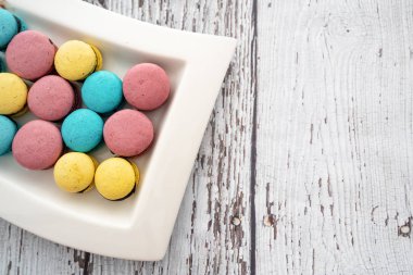 Ahşap masada özel günler için lezzetli ve renkli makaronlar