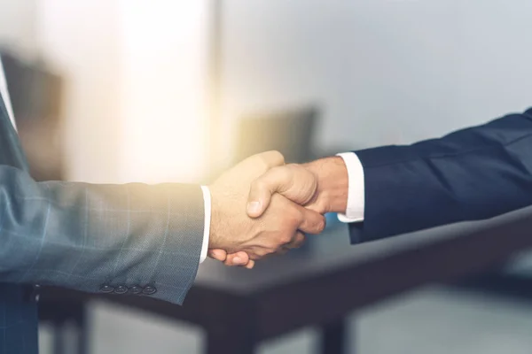 Два бизнесмена пожимают друг другу руки за соглашение о сотрудничестве — стоковое фото