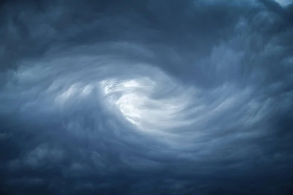 O olho de um tornado começa a criar um vórtice a partir de pentes cinzentos — Fotografia de Stock