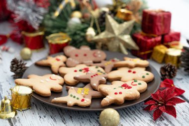 Geleneksel zencefilli kurabiyeleri Noel kutlaması için süslerle sunuyoruz.