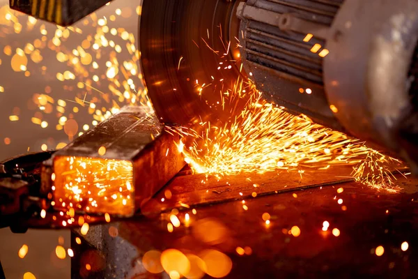 Öğütücüyle endüstriyel metali kesmek. Demir öğütürken kıvılcımlar — Stok fotoğraf