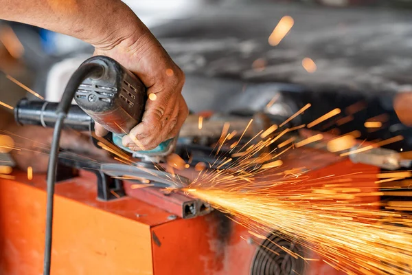 Corte de metal industrial com moedor. Faíscas enquanto moagem de ferro — Fotografia de Stock