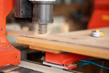 Cnc Torna makinesi torna ve şekil vermek için ahşap üzerinde çalışıyor