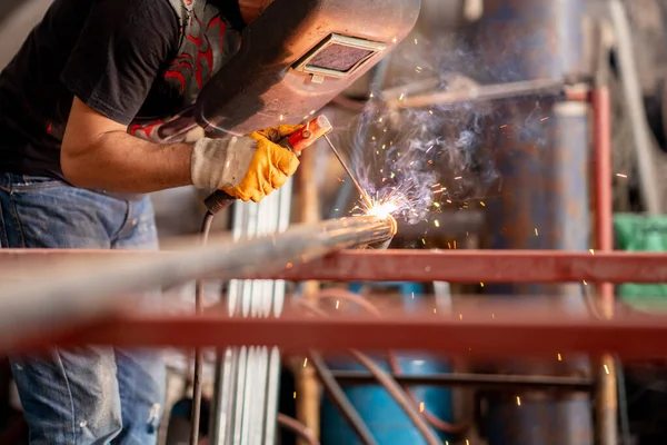 Metal işçisi kendini korumak için metalleri kaynaklıyor. — Stok fotoğraf