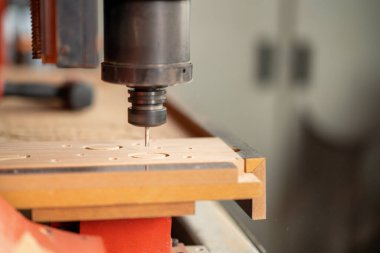 Cnc Torna makinesi torna ve şekil vermek için ahşap üzerinde çalışıyor