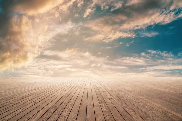 Plancher de bois vide contre ciel nuageux avec coucher de soleil . — Photo