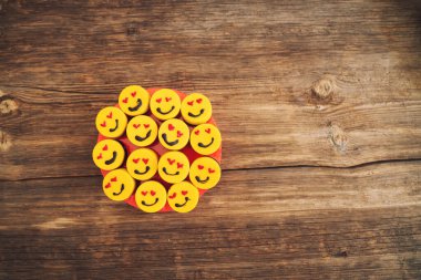 Ahşap arka planda bir sürü leziz kek var.