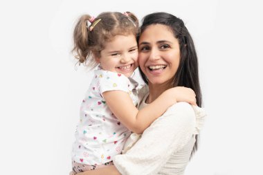 Mutlu anne ve bebeğinin mutlu bir portresi. Birbirlerine gülen bir yüzle sarılıyorlar..