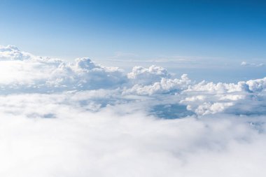 Gün ışığının panoramik görüntüsü ve mavi gökyüzünün altındaki tüm bulutlar, gökyüzü ve bulutlar afiş, duvar kağıdı konsepti.