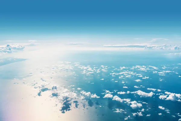Una vista panoramica yop della luce del giorno e su tutte le nuvole sotto il cielo blu, cielo nuvole e bandiera del mare, concetto di carta da parati. — Foto Stock