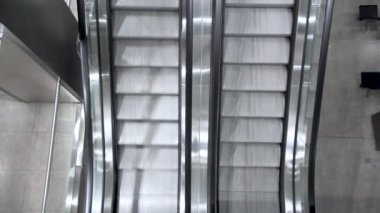 Bir alışveriş merkezinde, metroda ya da havaalanında yürüyen merdivenlerin yukarı aşağı hareket ettiği FHD videosu